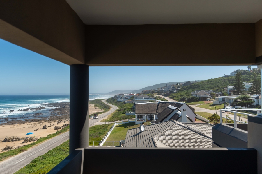 6 Bedroom Property for Sale in Beachview Eastern Cape